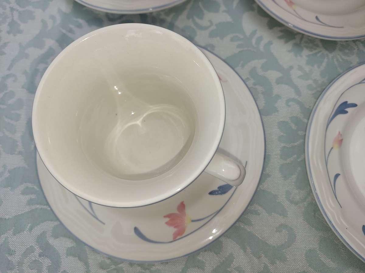 A COLLECTION OF 10 CUPS, 12 SAUCERS ,AND A MILK JUG AVONLEA
