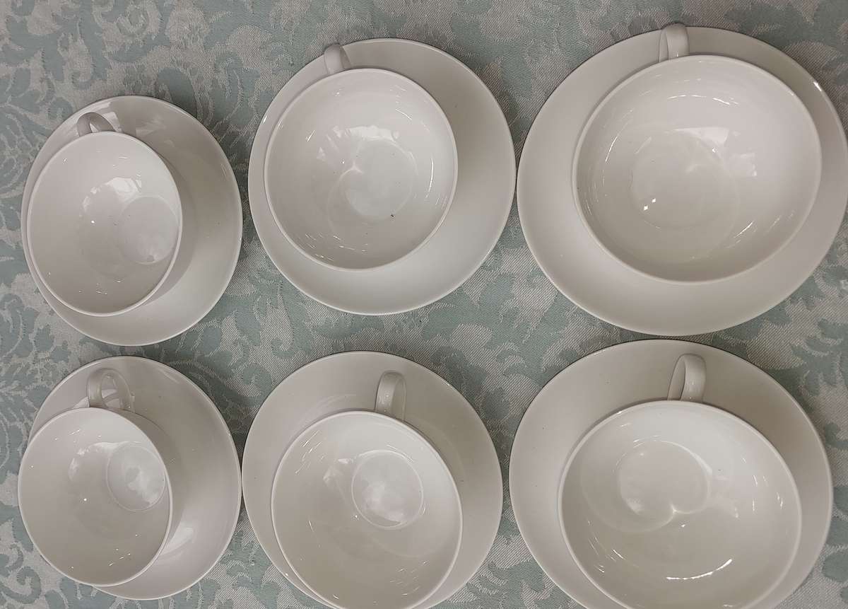A VINTAGE SET OF SIX COFFEE CUPS AND SAUCERS BY ARZBERG 1 GERMANY 2