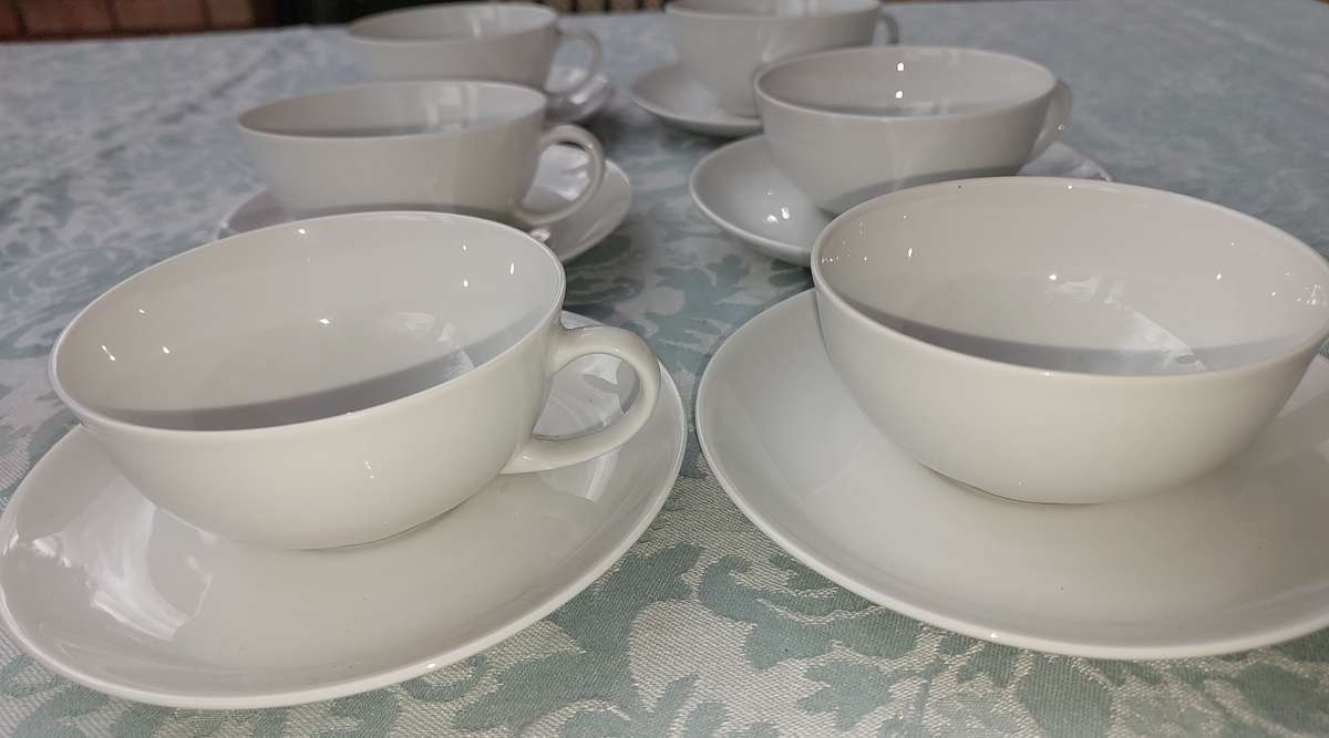 A VINTAGE SET OF SIX COFFEE CUPS AND SAUCERS BY ARZBERG 1 GERMANY 2