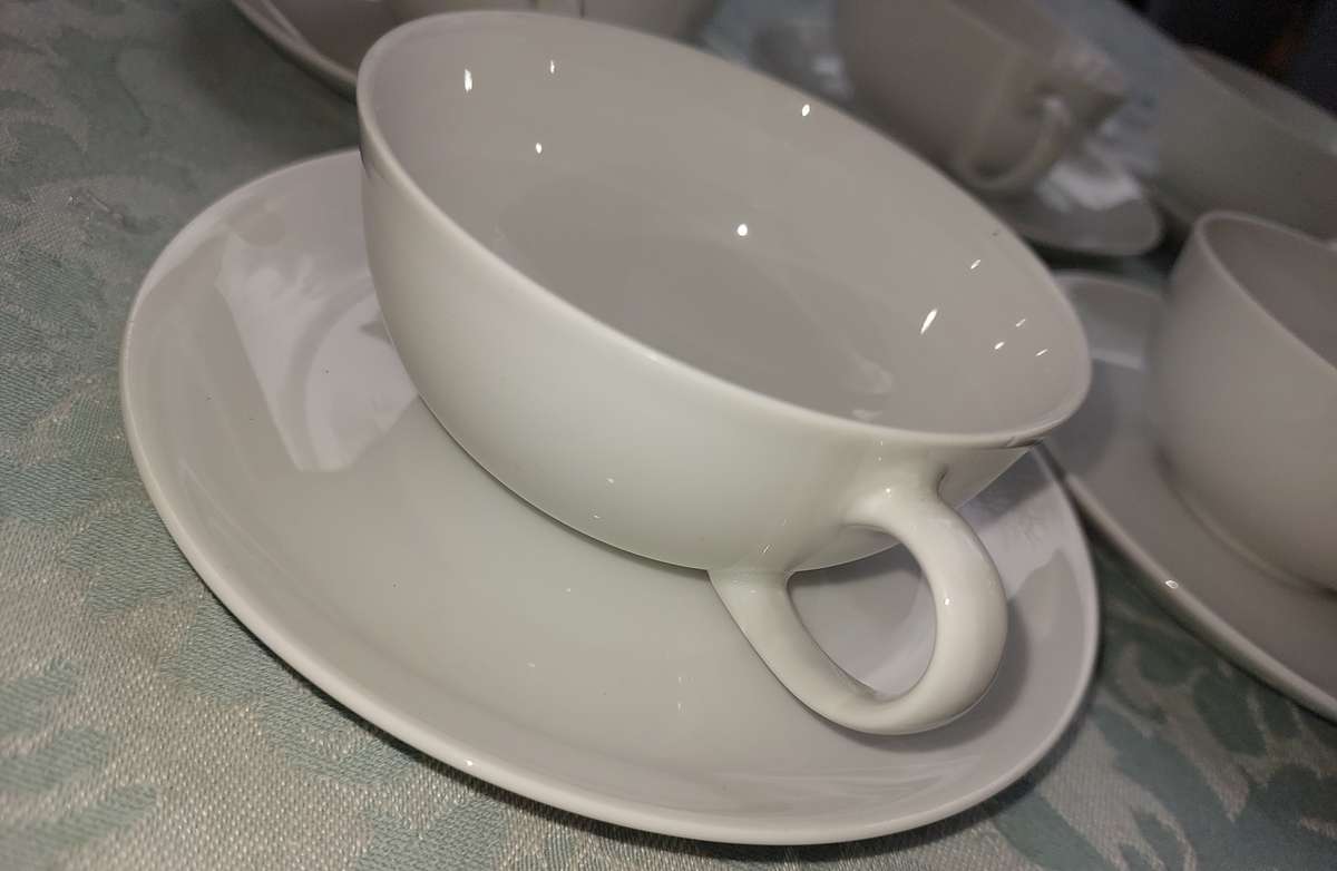 A VINTAGE SET OF SIX COFFEE CUPS AND SAUCERS BY ARZBERG 1 GERMANY 2