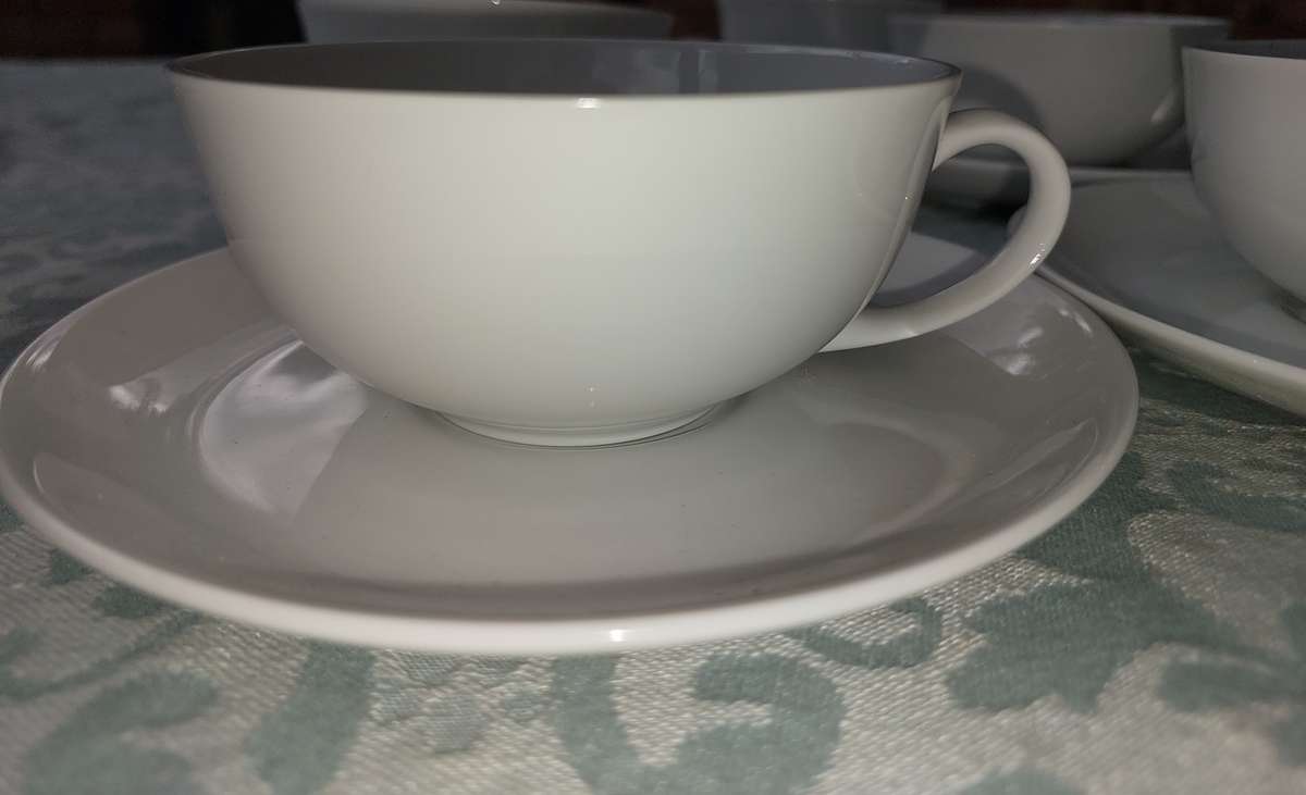 A VINTAGE SET OF SIX COFFEE CUPS AND SAUCERS BY ARZBERG 1 GERMANY 2