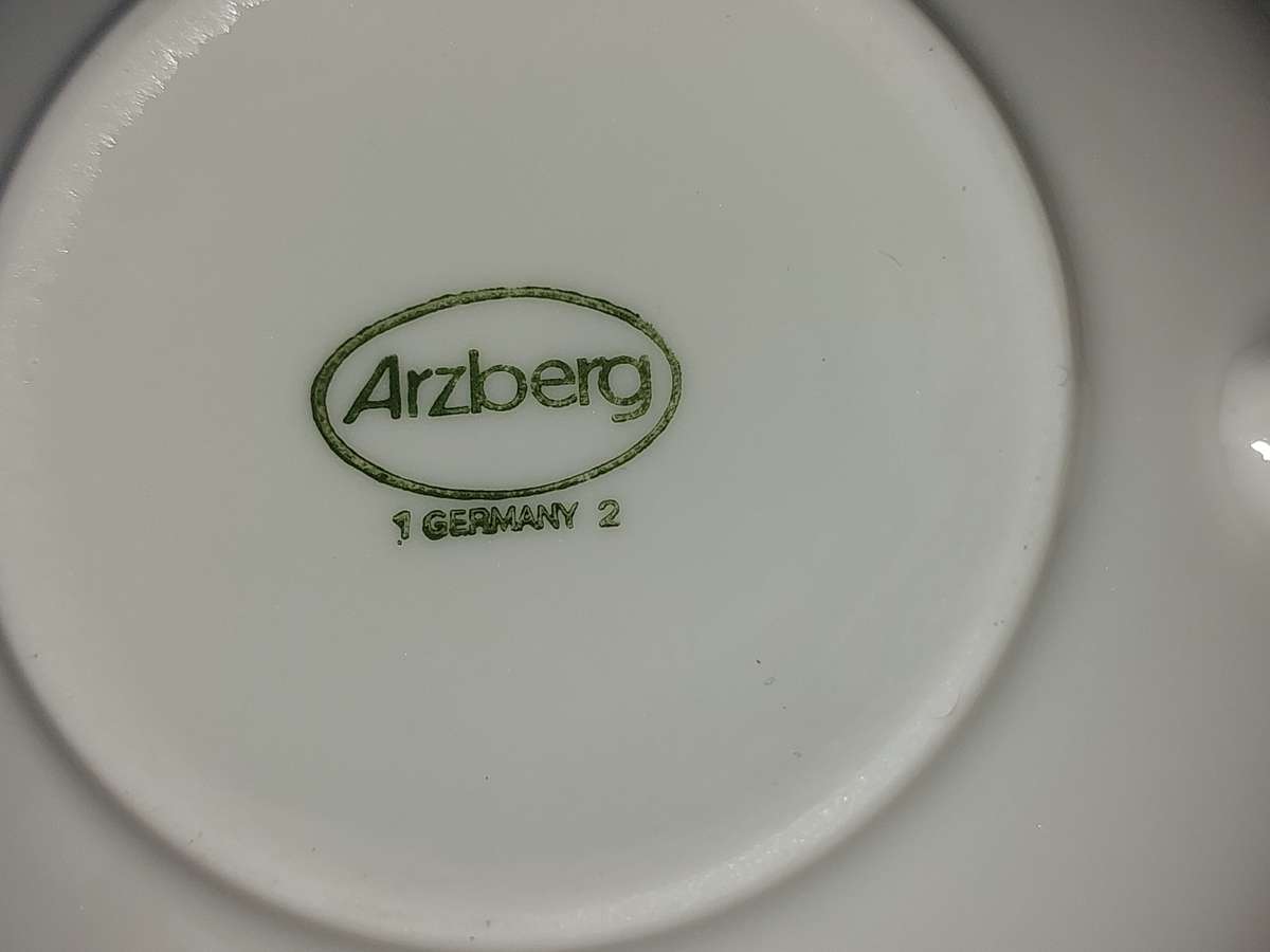 A VINTAGE SET OF SIX COFFEE CUPS AND SAUCERS BY ARZBERG 1 GERMANY 2