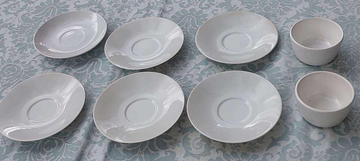 A COLLECTION OF 8 PURE WHITE PORCELAIN SIDE PLATES AND TWO CONDIMENT BOWLS