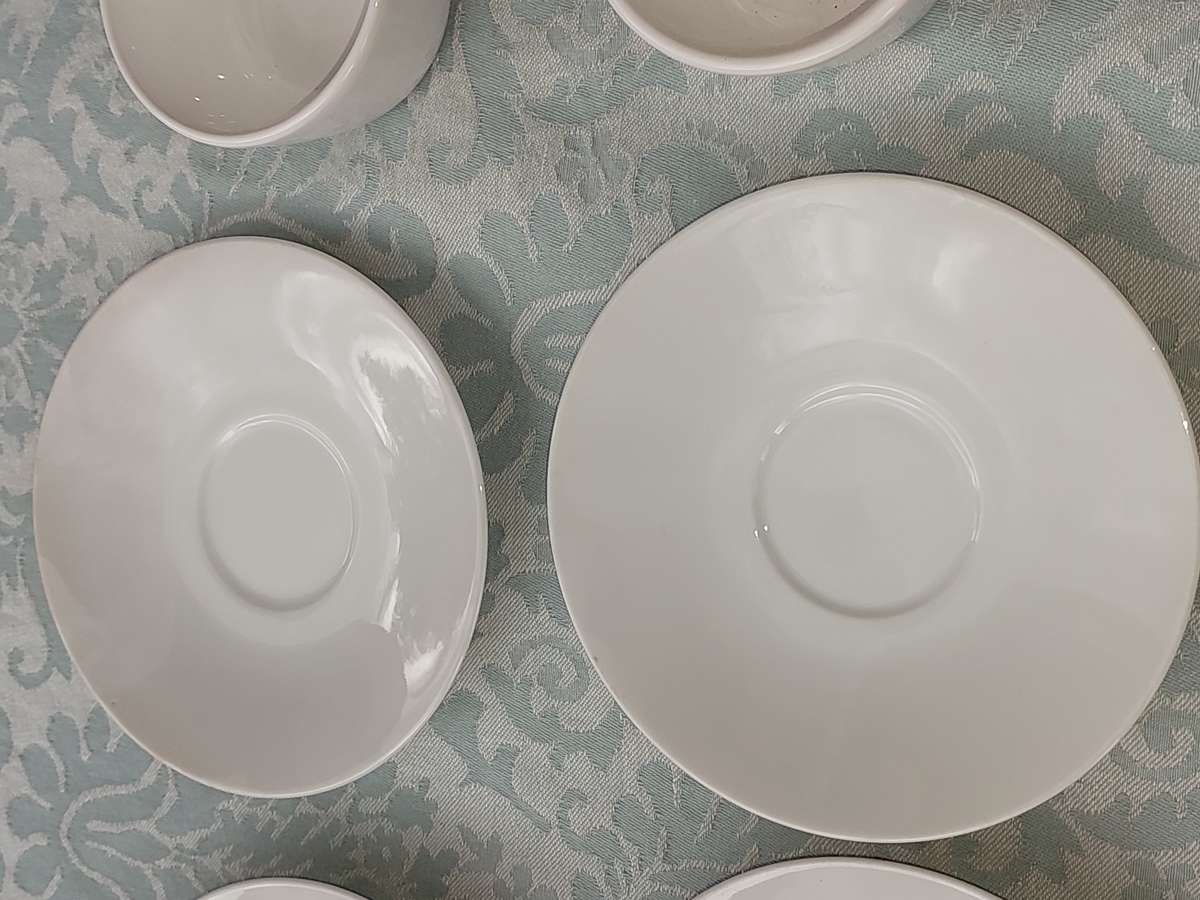 A COLLECTION OF 8 PURE WHITE PORCELAIN SIDE PLATES AND TWO CONDIMENT BOWLS