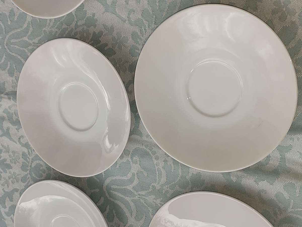 A COLLECTION OF 8 PURE WHITE PORCELAIN SIDE PLATES AND TWO CONDIMENT BOWLS