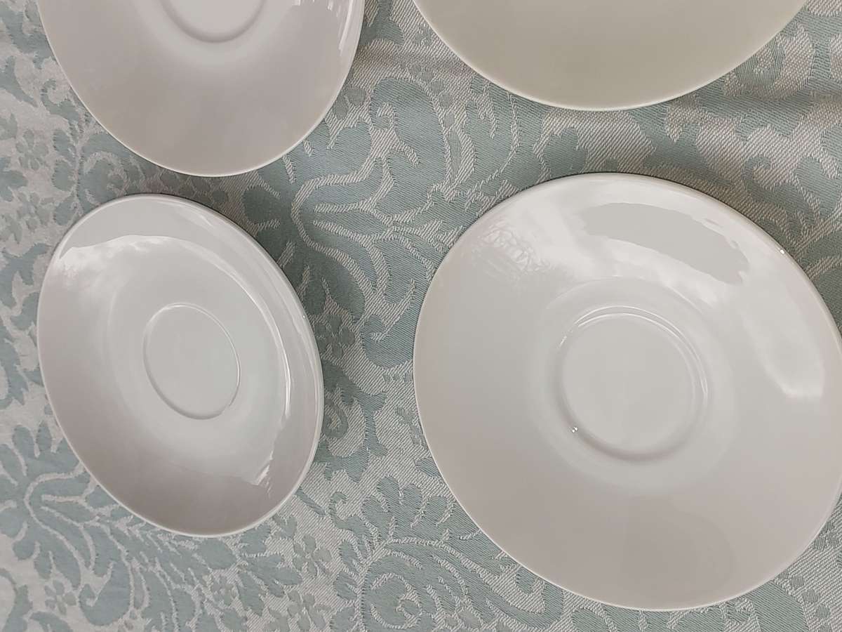 A COLLECTION OF 8 PURE WHITE PORCELAIN SIDE PLATES AND TWO CONDIMENT BOWLS