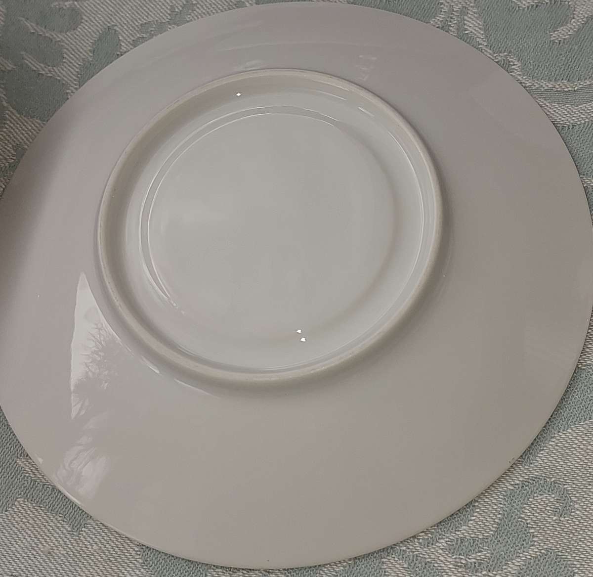 A COLLECTION OF 8 PURE WHITE PORCELAIN SIDE PLATES AND TWO CONDIMENT BOWLS