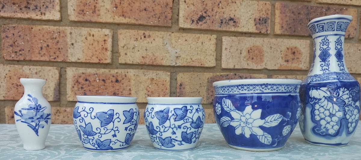 A COLLECTION OF CHINESE PORCELAIN MING STYLE MINIATURE FLOWERPOTS AND VASES