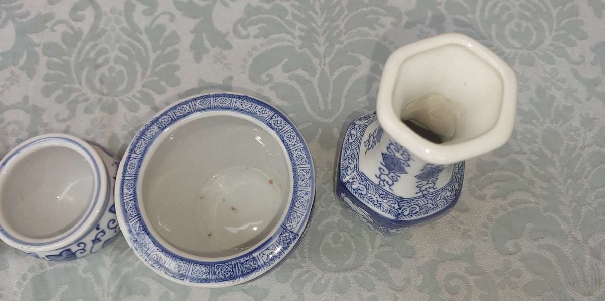 A COLLECTION OF CHINESE PORCELAIN MING STYLE MINIATURE FLOWERPOTS AND VASES