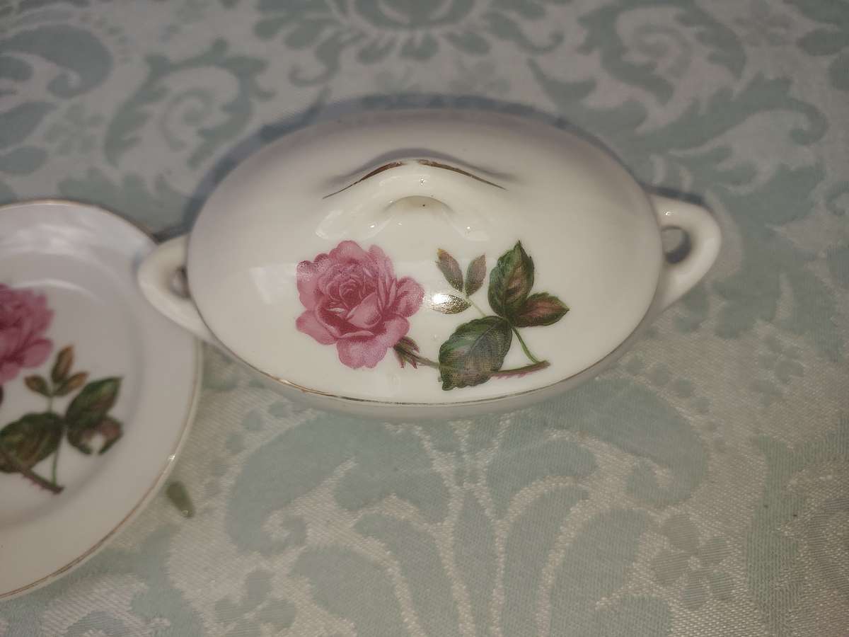 A COLLECTION OF VINTAGE ENGLISH PORCELAIN
