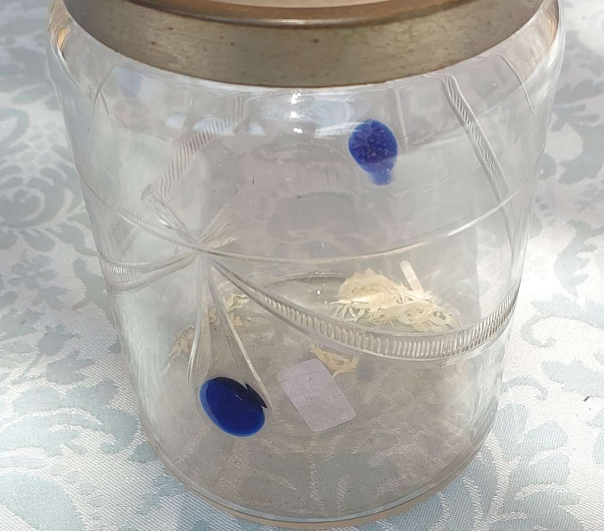 A VINTAGE CUT GLASS ICE BUCKET WITH A SILVER PLATED LID AND HANDLE