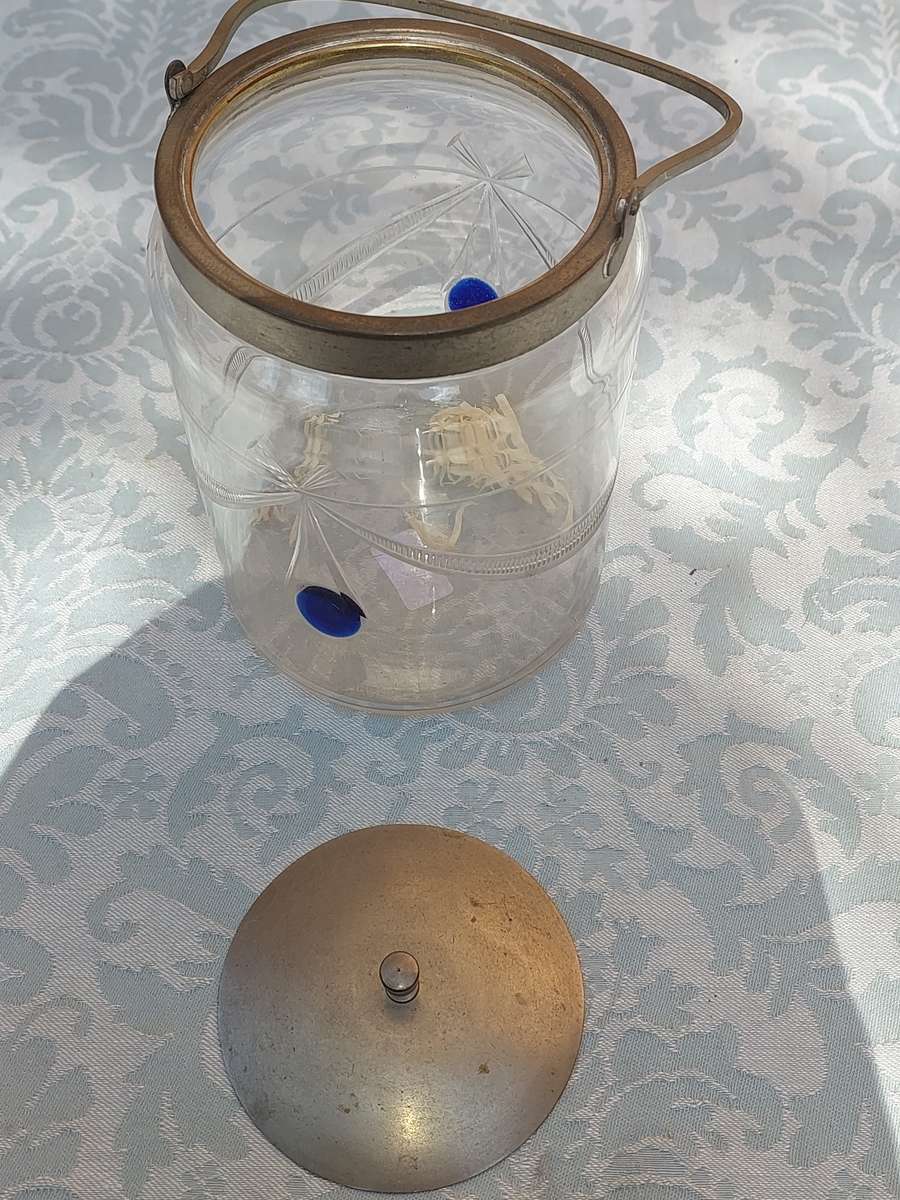 A VINTAGE CUT GLASS ICE BUCKET WITH A SILVER PLATED LID AND HANDLE