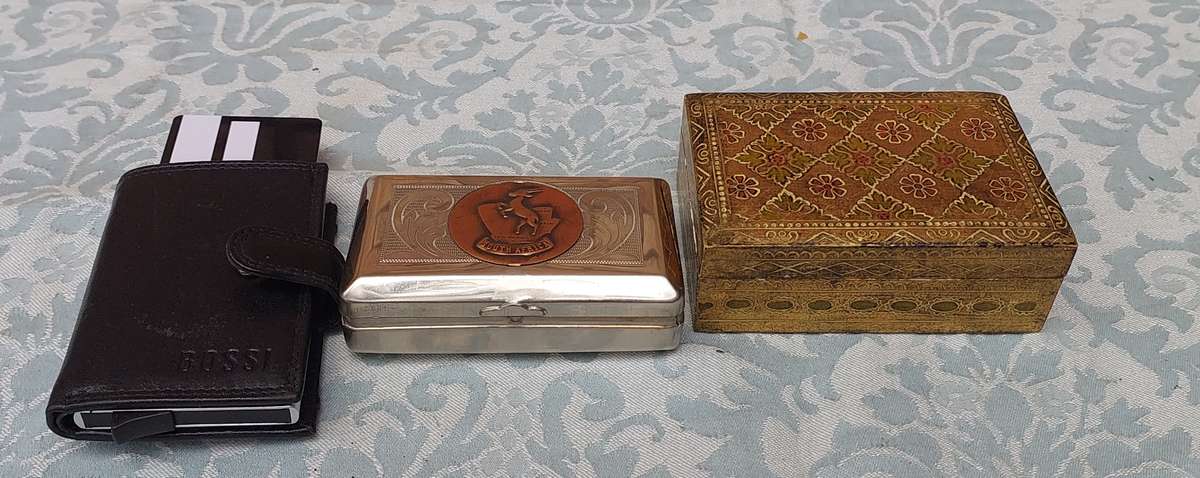 A LEATHER BOSS CREDIT CARD HOLDER AND TWO TRINKETS SOLD AS IS