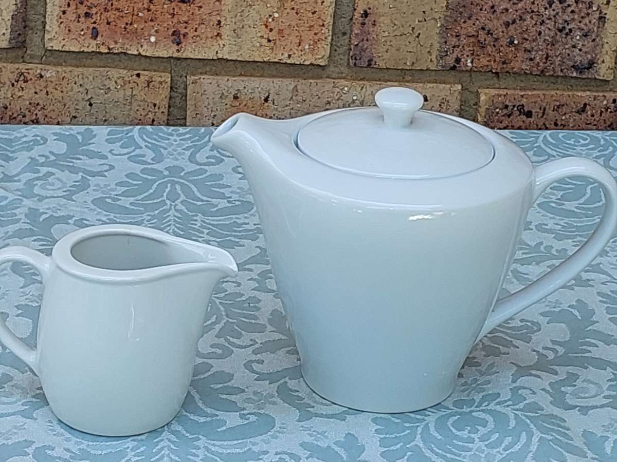 A COLLECTION OF PORCELAIN CROCKERY SOLD AS IS