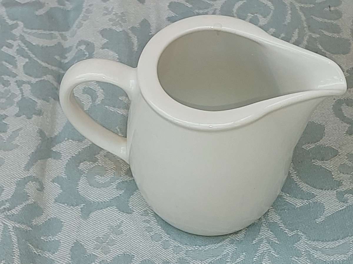 A COLLECTION OF PORCELAIN CROCKERY SOLD AS IS
