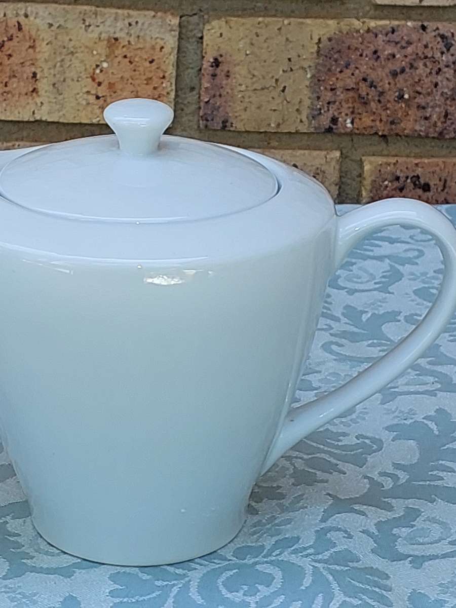 A COLLECTION OF PORCELAIN CROCKERY SOLD AS IS