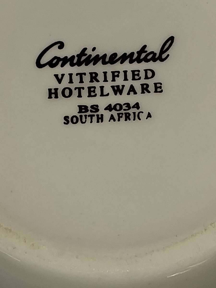 A COLLECTION OF PORCELAIN CROCKERY SOLD AS IS