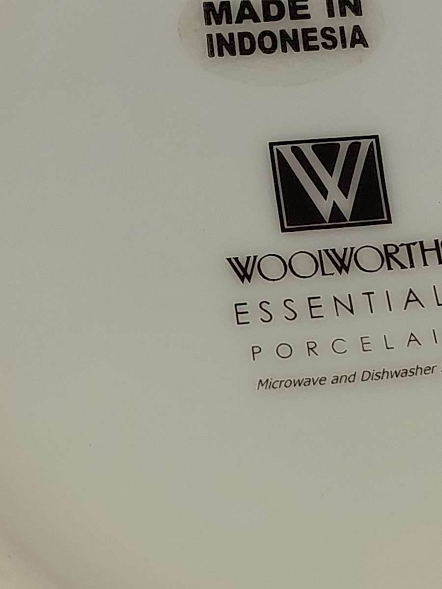 A COLLECTION OF PORCELAIN CROCKERY SOLD AS IS