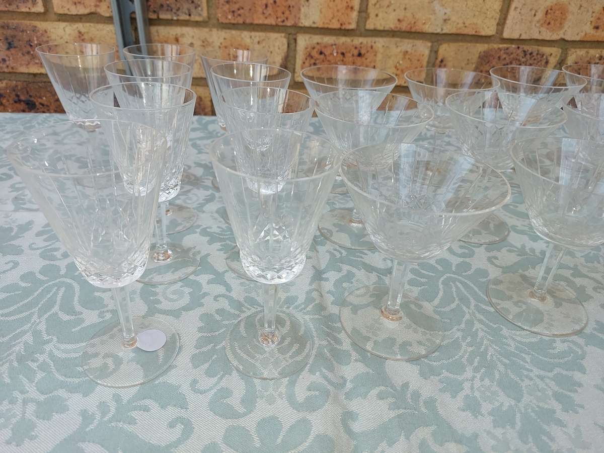 A BULK COLLECTION WINE AND COCKTAIL GLASSES SOLD AS IS