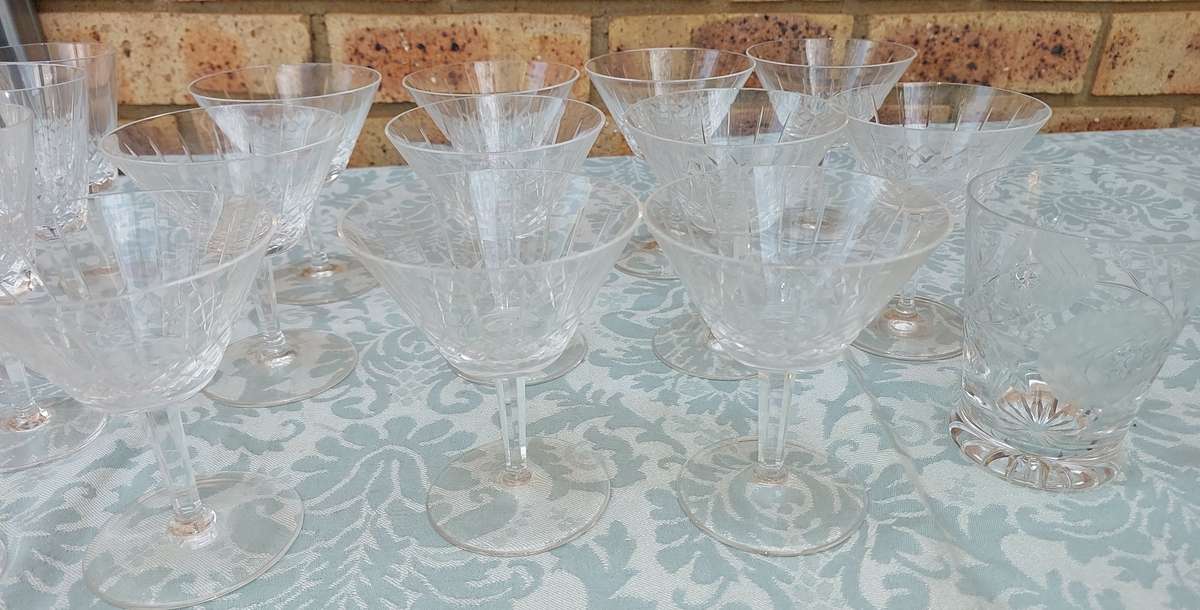 A BULK COLLECTION WINE AND COCKTAIL GLASSES SOLD AS IS