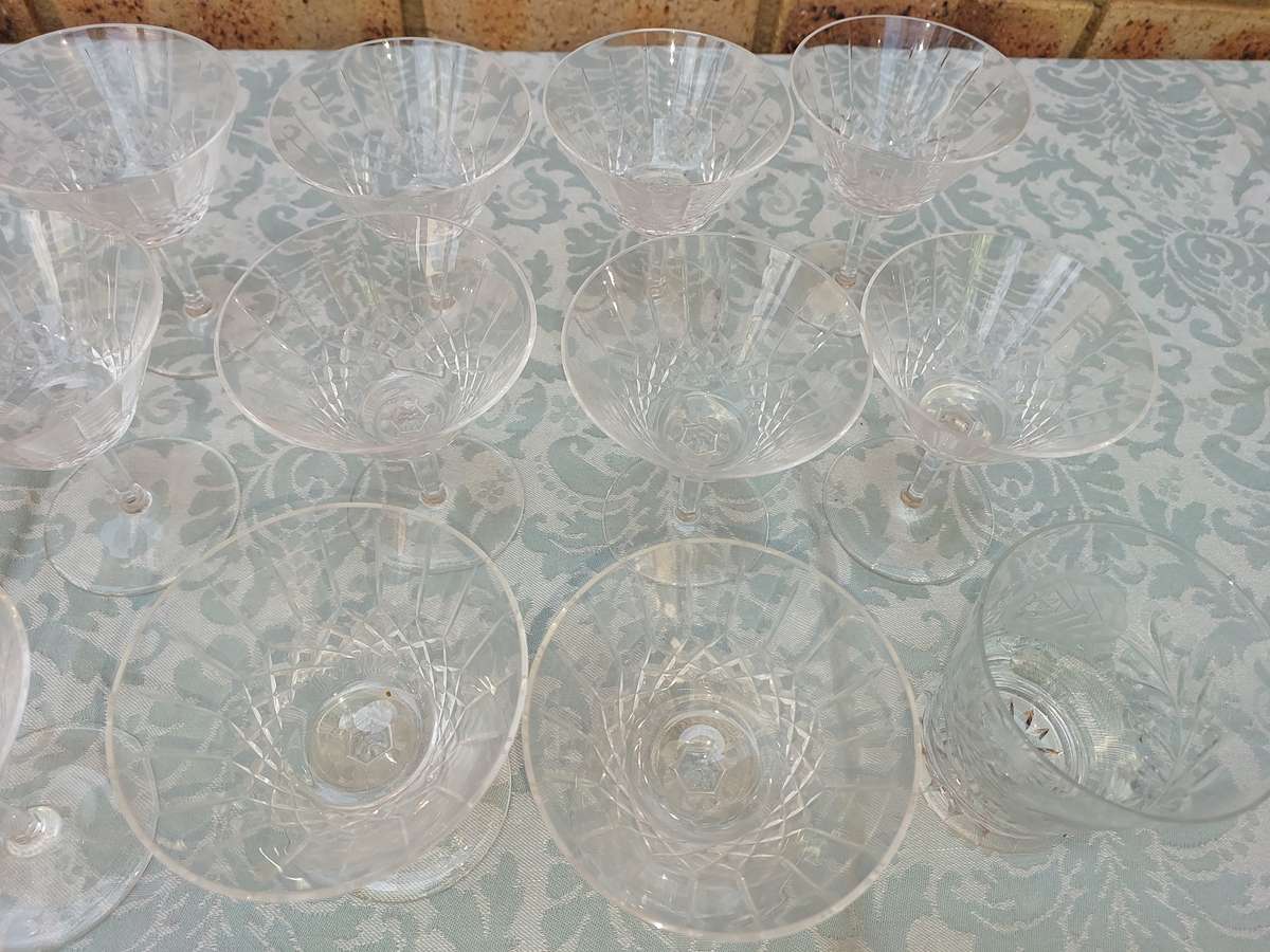 A BULK COLLECTION WINE AND COCKTAIL GLASSES SOLD AS IS