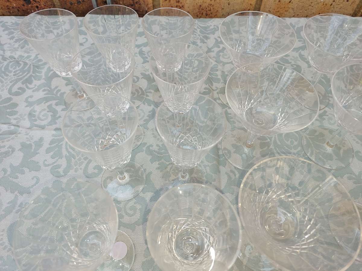 A BULK COLLECTION WINE AND COCKTAIL GLASSES SOLD AS IS