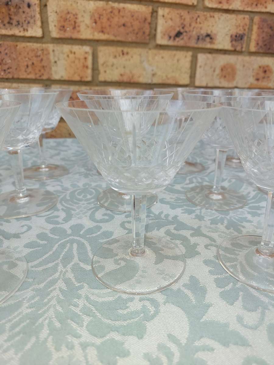 A BULK COLLECTION WINE AND COCKTAIL GLASSES SOLD AS IS