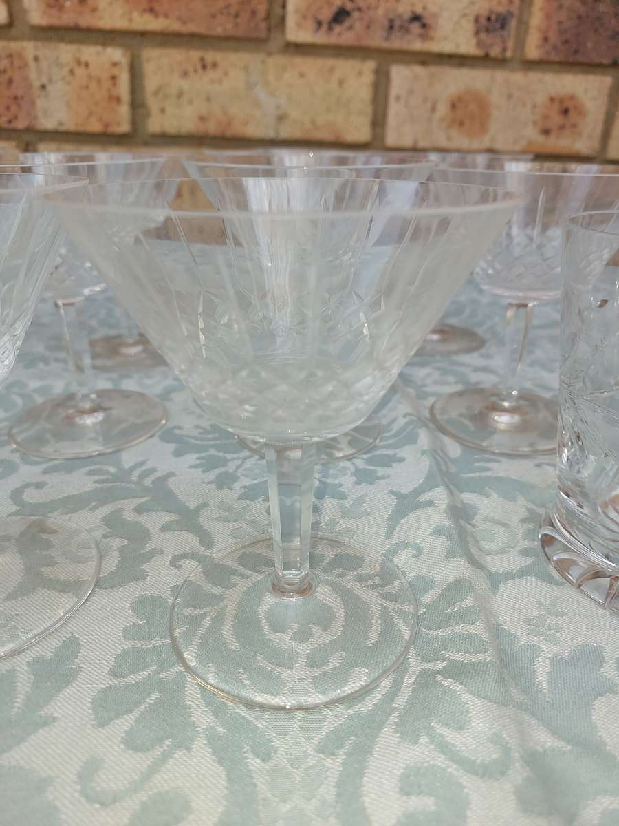 A BULK COLLECTION WINE AND COCKTAIL GLASSES SOLD AS IS