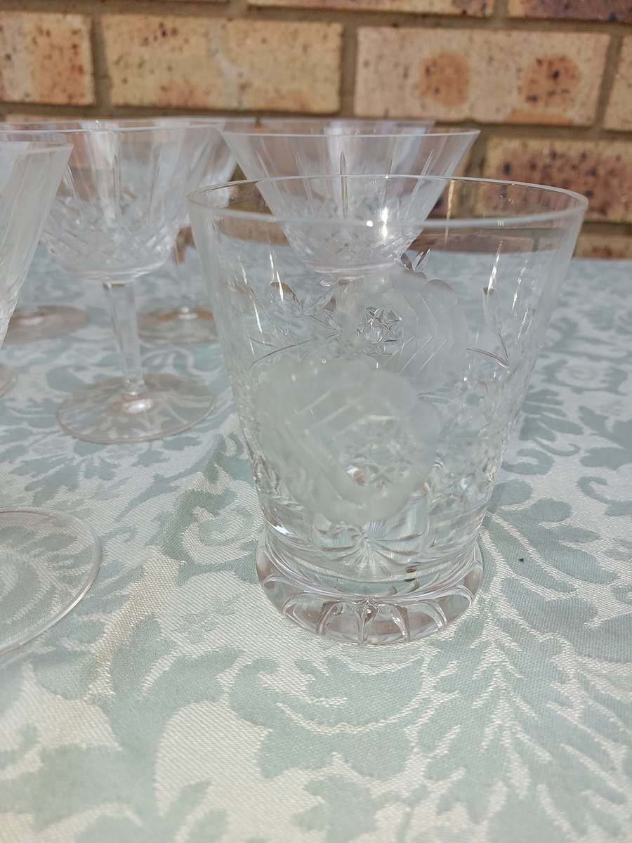 A BULK COLLECTION WINE AND COCKTAIL GLASSES SOLD AS IS