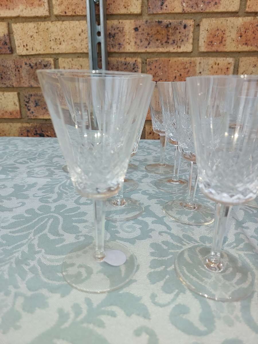 A BULK COLLECTION WINE AND COCKTAIL GLASSES SOLD AS IS