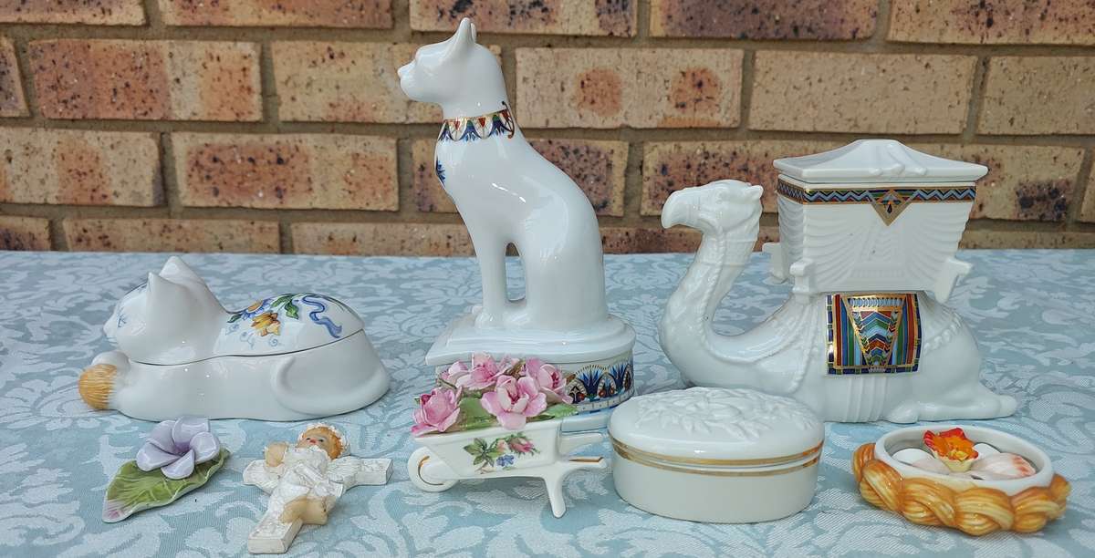 A COLLECTION OF PORCELAIN FIGURINES AND ORNAMENTS SOLD AS IS