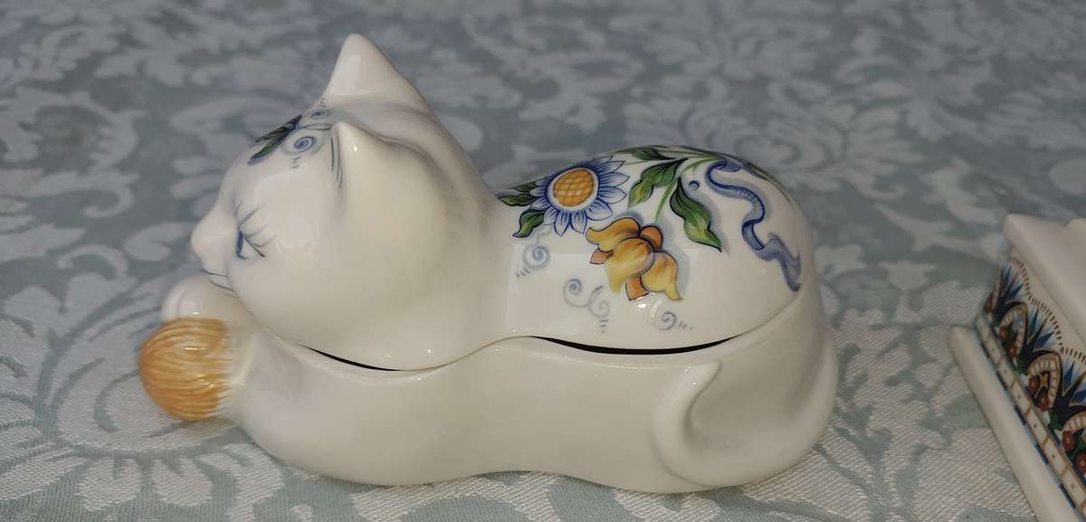 A COLLECTION OF PORCELAIN FIGURINES AND ORNAMENTS SOLD AS IS