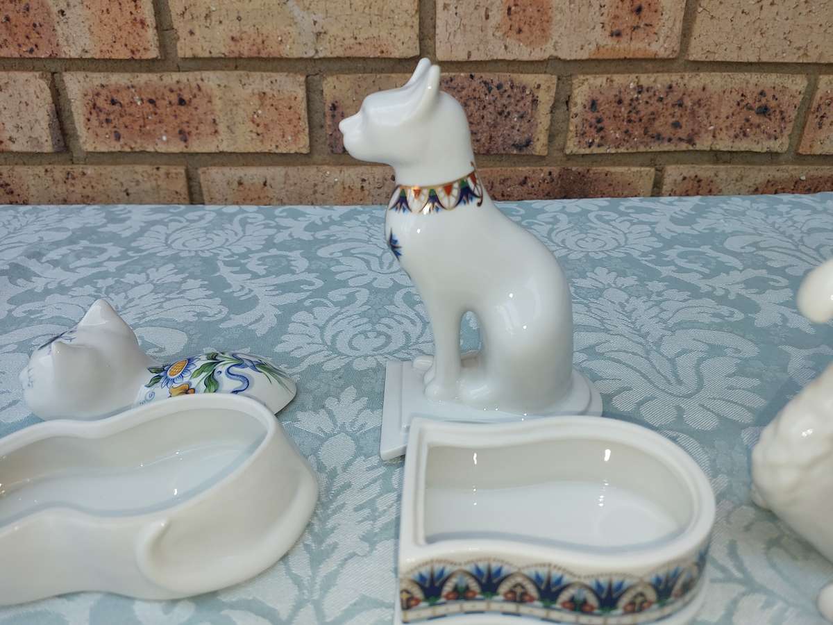 A COLLECTION OF PORCELAIN FIGURINES AND ORNAMENTS SOLD AS IS