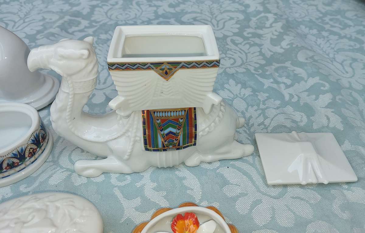 A COLLECTION OF PORCELAIN FIGURINES AND ORNAMENTS SOLD AS IS