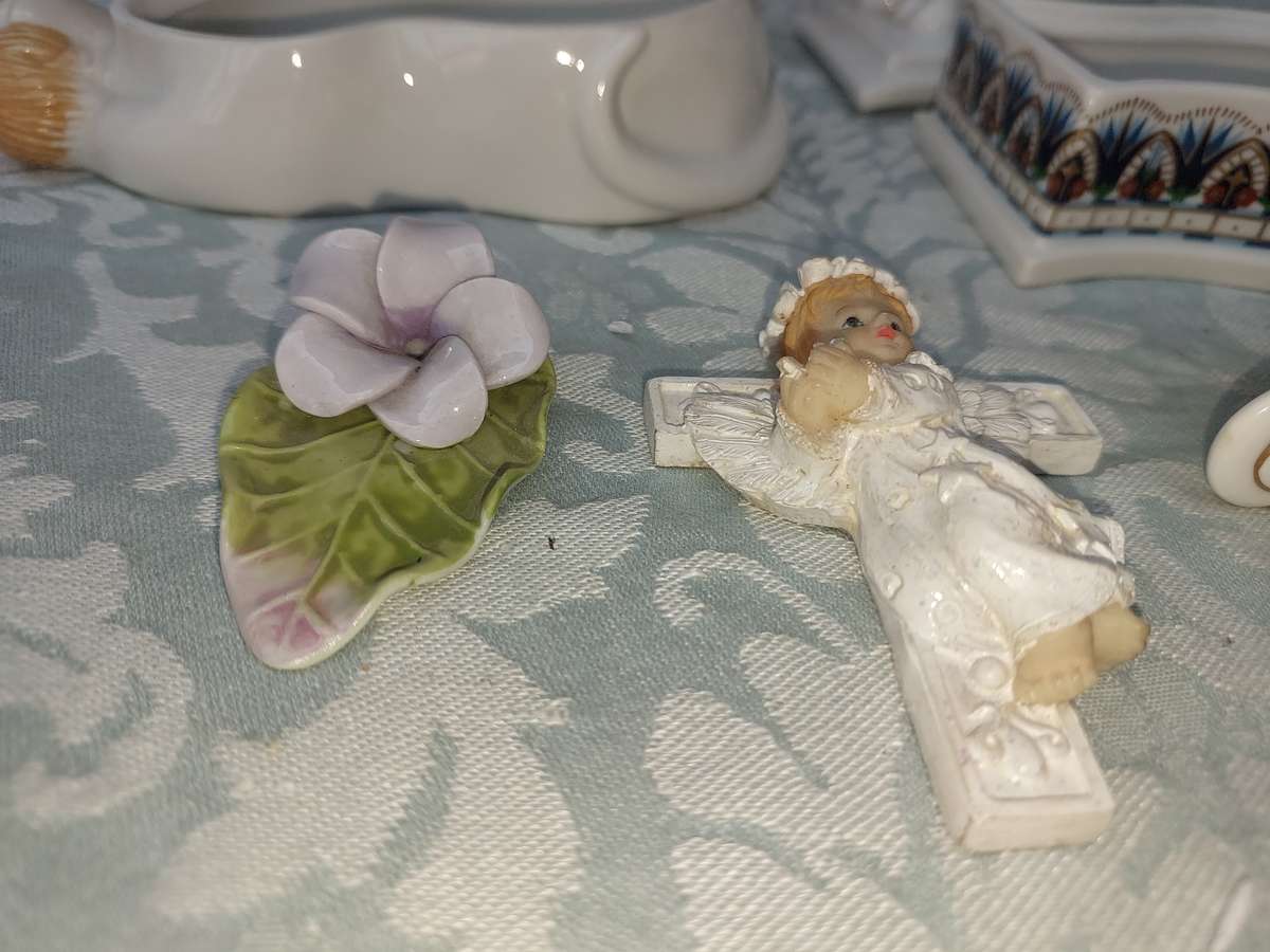 A COLLECTION OF PORCELAIN FIGURINES AND ORNAMENTS SOLD AS IS