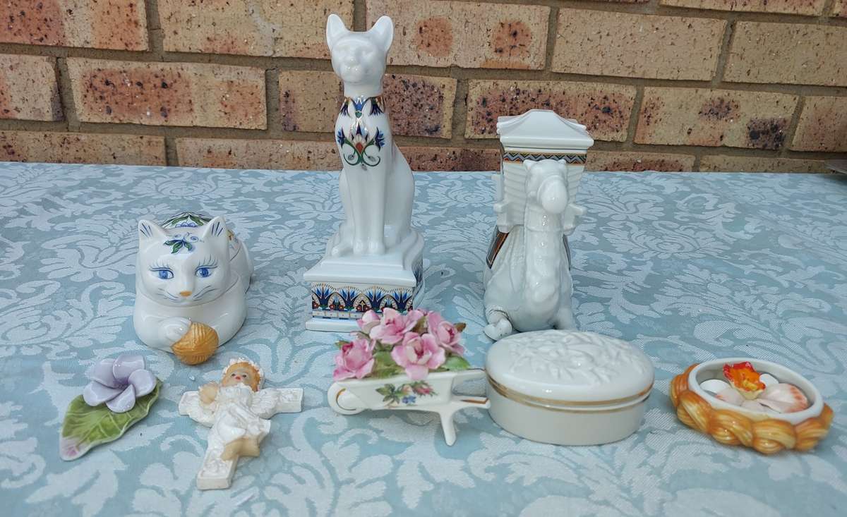 A COLLECTION OF PORCELAIN FIGURINES AND ORNAMENTS SOLD AS IS