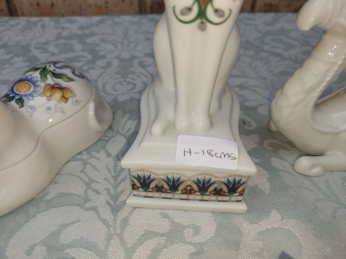 A COLLECTION OF PORCELAIN FIGURINES AND ORNAMENTS SOLD AS IS