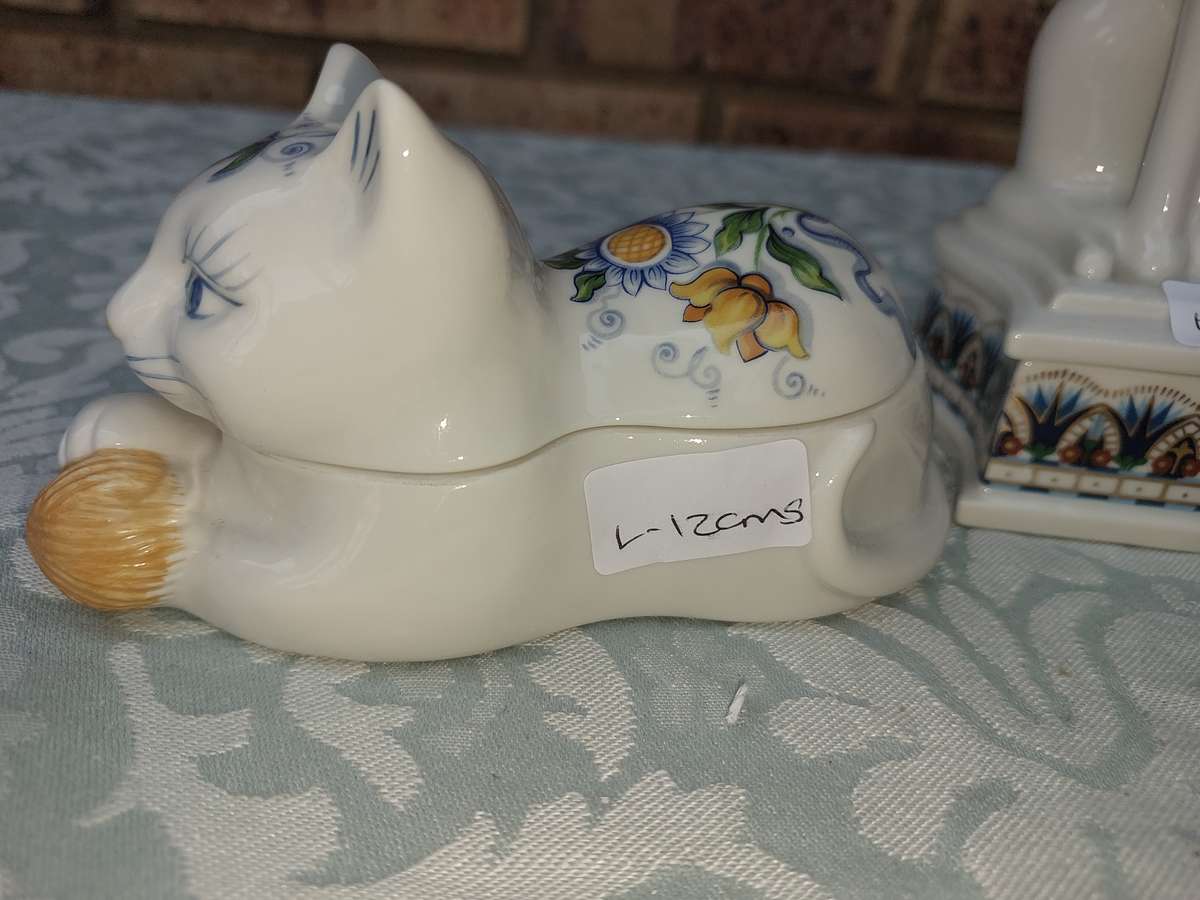 A COLLECTION OF PORCELAIN FIGURINES AND ORNAMENTS SOLD AS IS