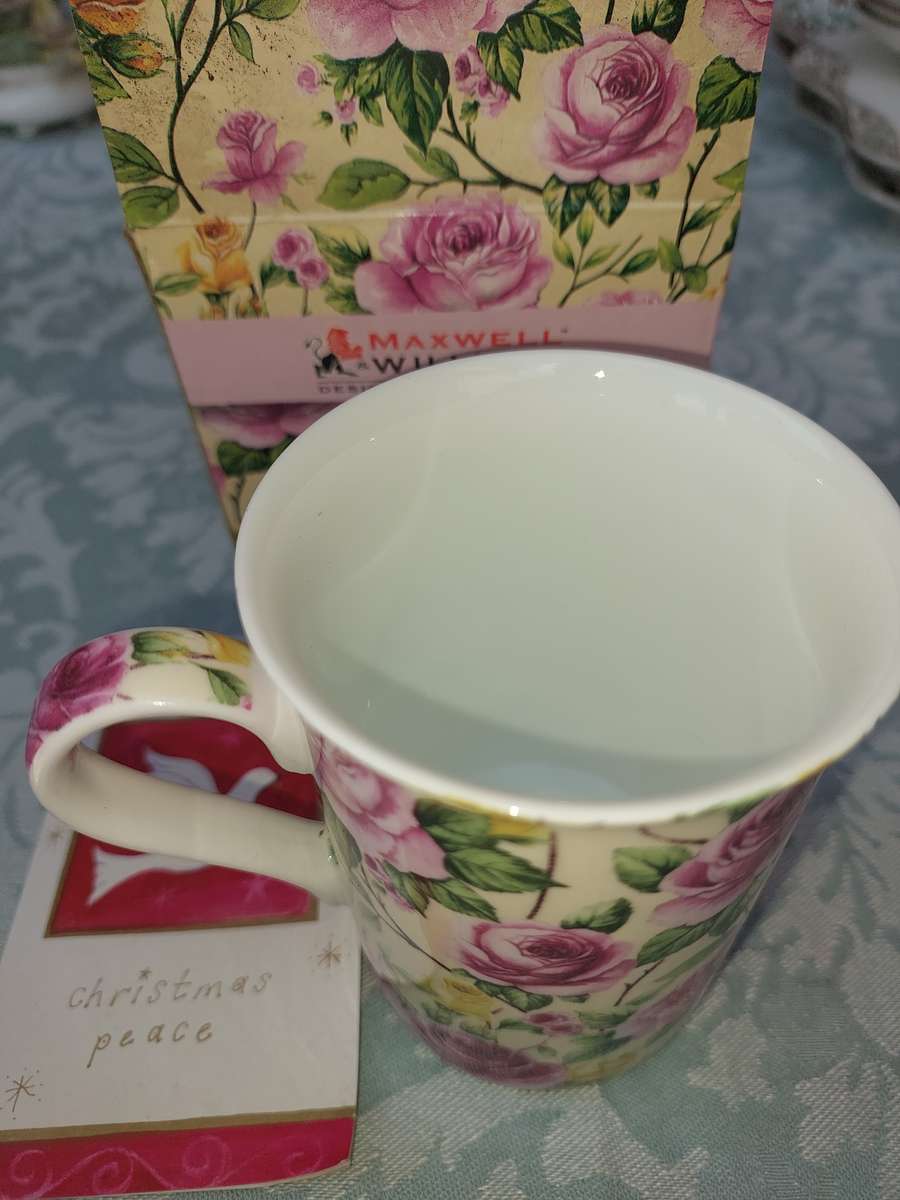 A VINTAGE MAXWEL & WILLIAMS FINE BONE CHINA PEONY MUG SOLD AS IS