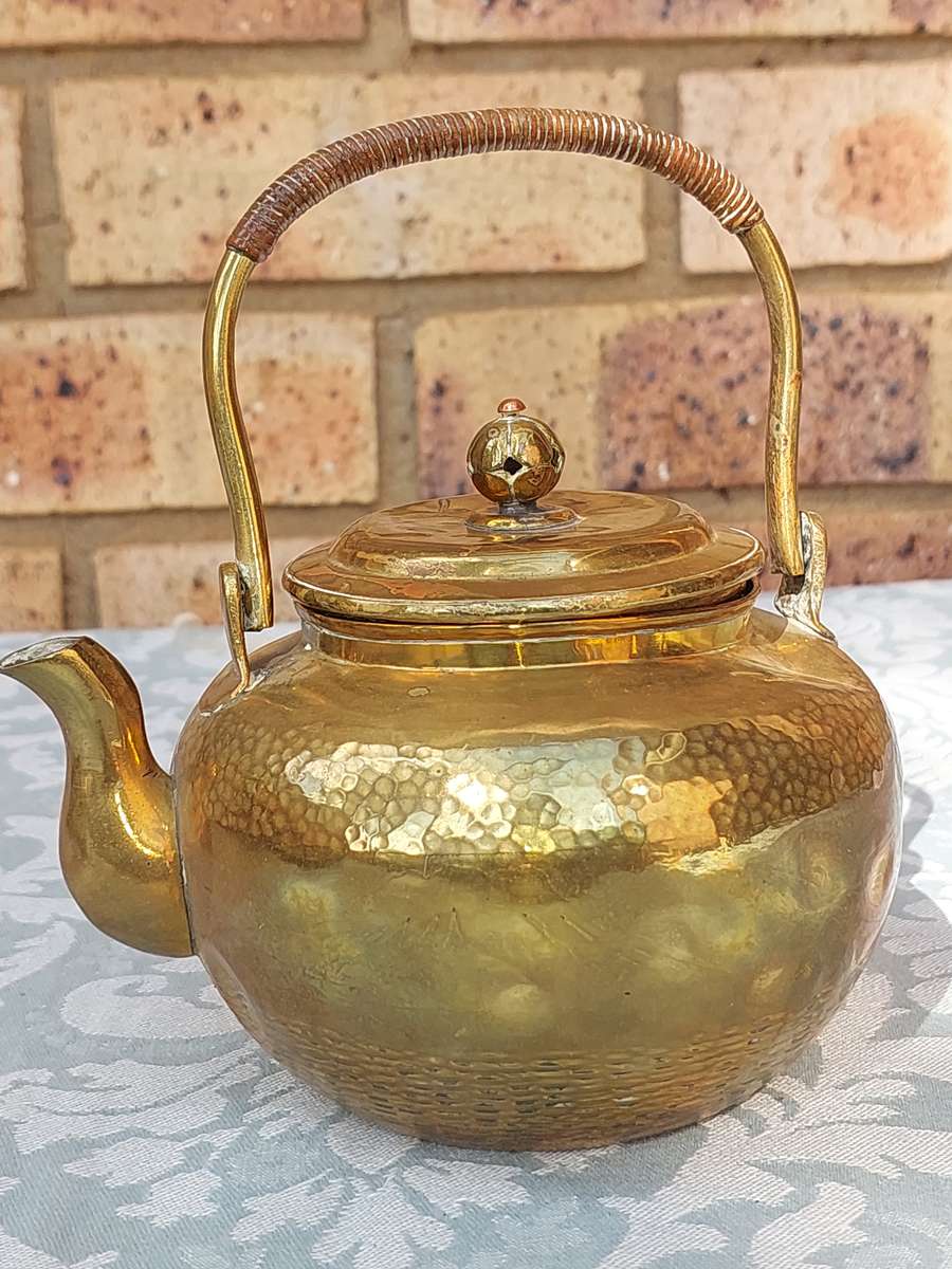 A VINTAGE BRASS TEAPOT SOLD AS IS