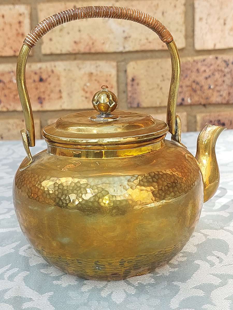 A VINTAGE BRASS TEAPOT SOLD AS IS