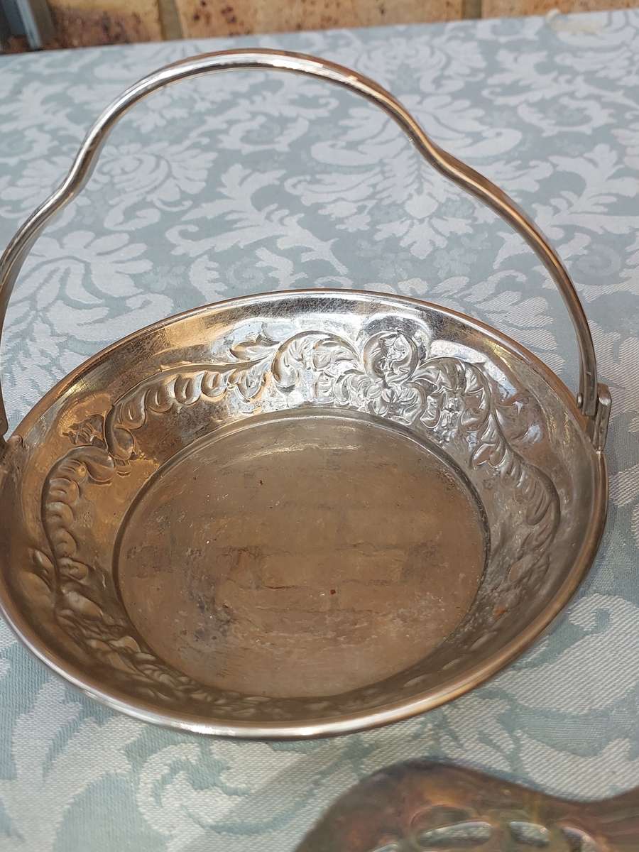 A VINTAGE COLLECTION SILVER PLATED SERVING UTENSILS SOLD AS IS