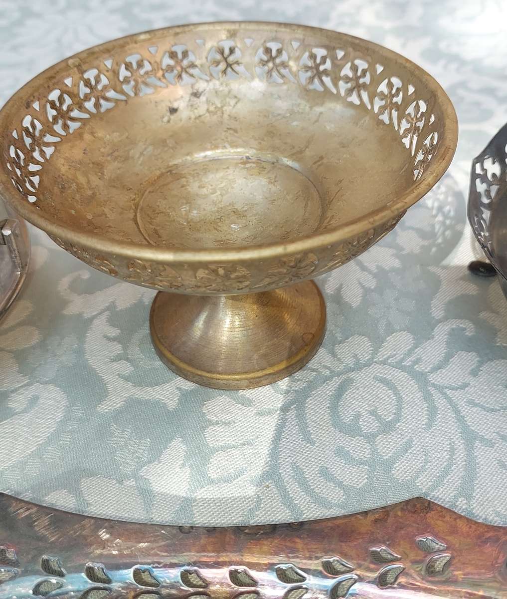 A VINTAGE COLLECTION SILVER PLATED SERVING UTENSILS SOLD AS IS