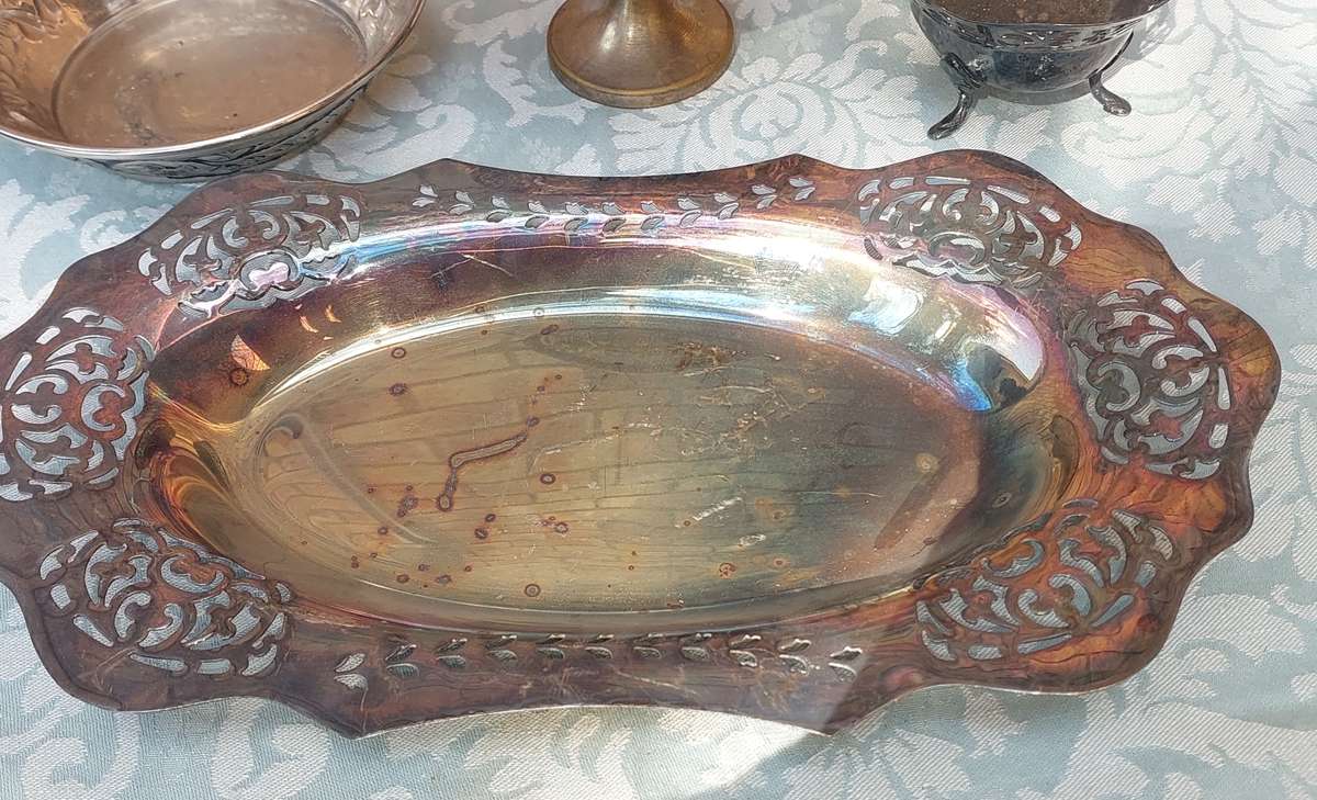 A VINTAGE COLLECTION SILVER PLATED SERVING UTENSILS SOLD AS IS