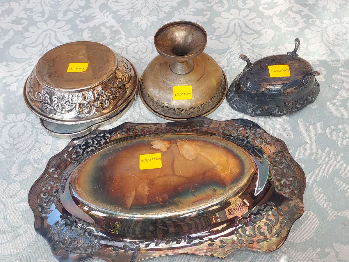 A VINTAGE COLLECTION SILVER PLATED SERVING UTENSILS SOLD AS IS