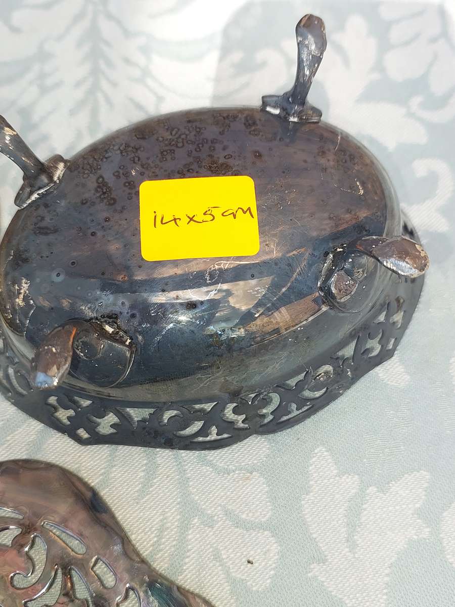 A VINTAGE COLLECTION SILVER PLATED SERVING UTENSILS SOLD AS IS