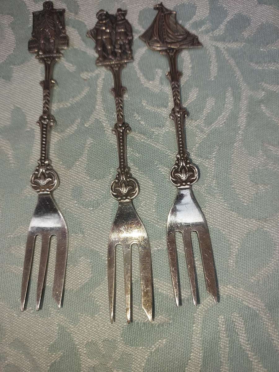 A COLLECTION OF 3 NETHERLANDS CRAFTED EPNS CUTLERY SOLD AS IS