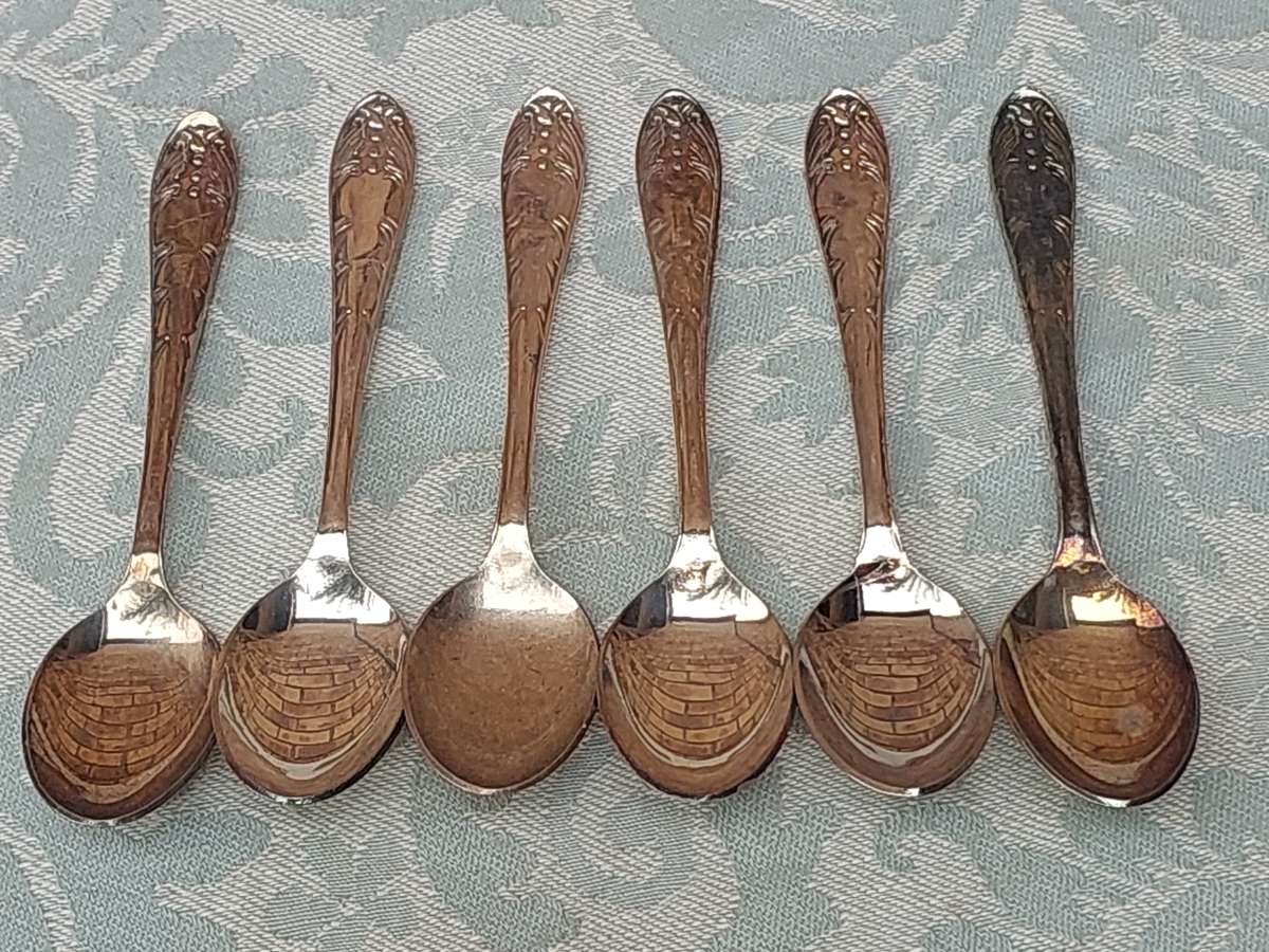 A VINTAGE SET OIF 6 EMESS PLATE EPNS TEASPOONS SOLD AS IS