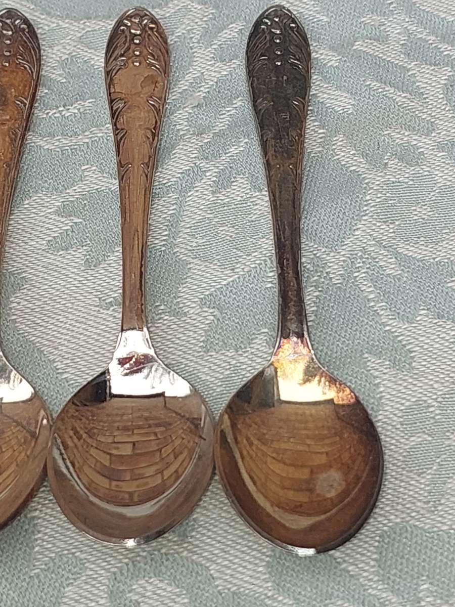 A VINTAGE SET OIF 6 EMESS PLATE EPNS TEASPOONS SOLD AS IS