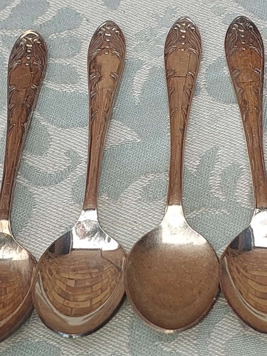 A VINTAGE SET OIF 6 EMESS PLATE EPNS TEASPOONS SOLD AS IS